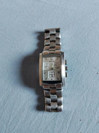 Reloj Bulova plateado y blanco