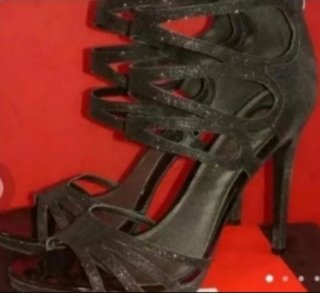 Sandalias Guess Negras y Plateadas