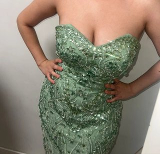 Vestido de fiesta verde con pedrería
