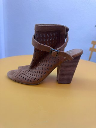 Sandalias tacón marrón