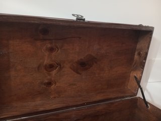 Baúl de madera antiguo con detalles metálicos.