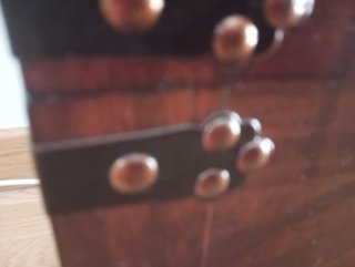 Baúl de madera antiguo con detalles metálicos.