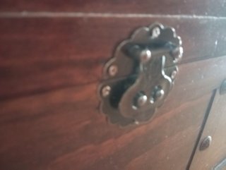 Baúl de madera antiguo con detalles metálicos.