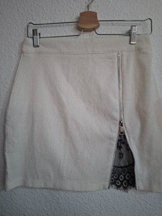 Falda Blanca con Detalle de Encaje