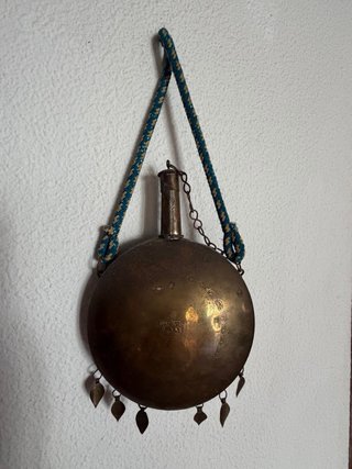 Cantimplora vintage latón y cobre repujado