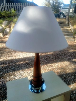 Lámpara de mesa madera y metal