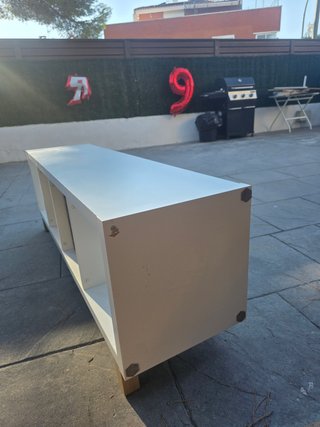 Mueble Kallax blanco con 2 cestas mimbre y patas