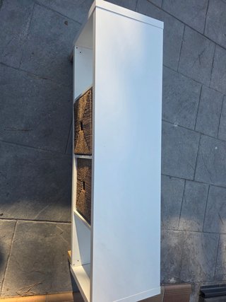 Mueble Kallax blanco con 2 cestas mimbre y patas