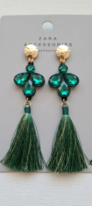 Pendientes largos verdes con detalles dorados