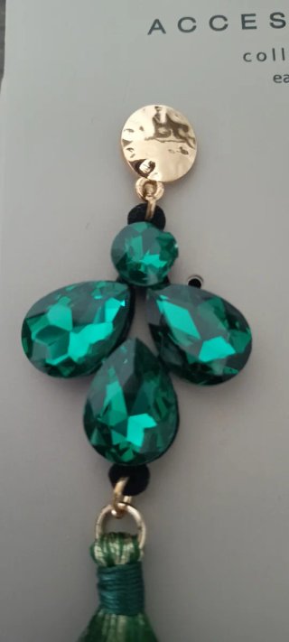 Pendientes largos verdes con detalles dorados