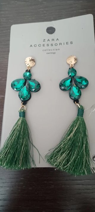 Pendientes largos verdes con detalles dorados