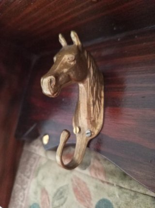 Perchero madera pino con adornos dorados