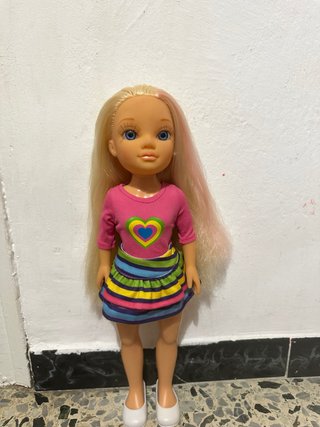 Muñeca Nanci con vestido de colores