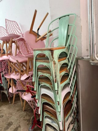 Sillas de metal apilables