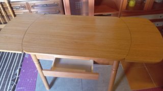 Mesa extensible de madera con cajón