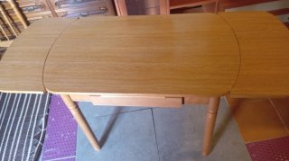 Mesa extensible de madera con cajón