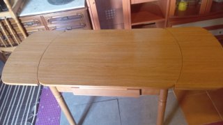 Mesa extensible de madera con cajón