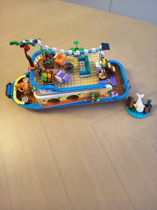 Barco Lego con figuras y accesorios