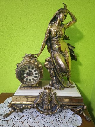 Reloj de bronce con figura y base mármol