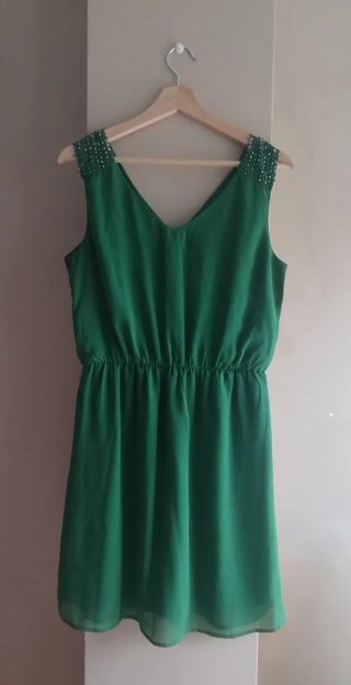 Vestido corto verde con pedrería