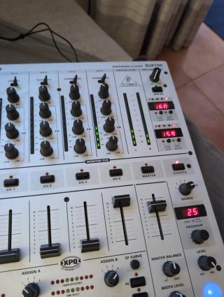 Mesa de mezclas Behringer DJX700