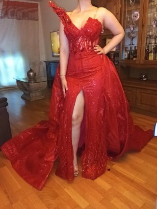 Vestido de fiesta rojo con pedrería