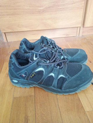 Zapatillas de seguridad Cofra negras y grises