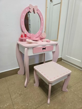 Tocador infantil de madera rosa
