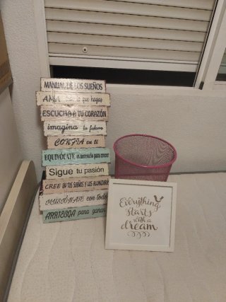 Tavolo da scrivania in legno e metallo e regalo vari oggetti