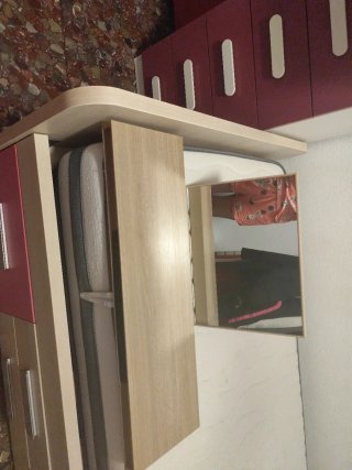 Tavolo da scrivania in legno e metallo e regalo vari oggetti