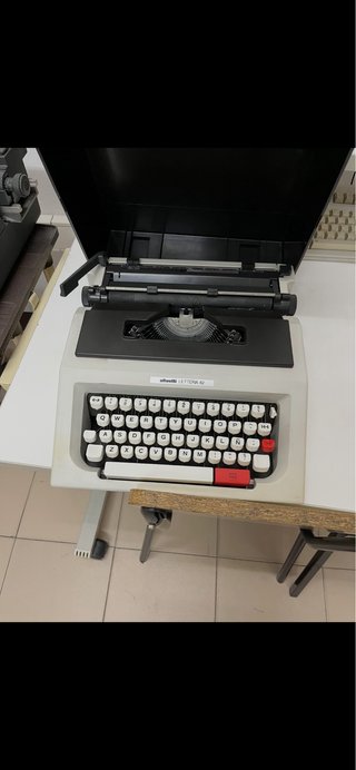 Máquina de escribir Olivetti Lettera 42