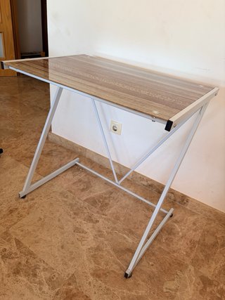 Due scrivanie con gambe in metallo e piano in vetro.