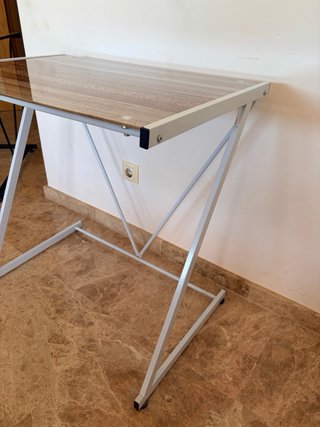 Due scrivanie con gambe in metallo e piano in vetro.