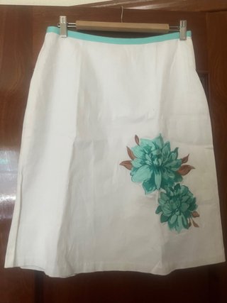 Falda midi blanca bordada flores turquesa