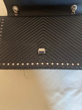 Bolso negro con cadena y tachuelas