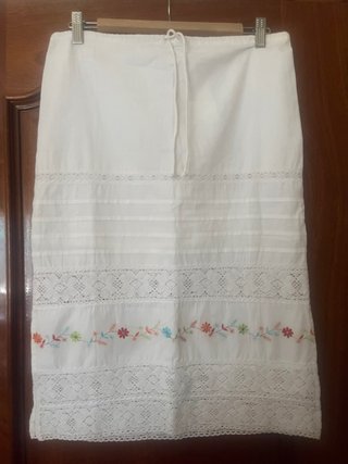 Falda midi blanca bordada