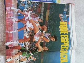 Lote 3 revistas Gigantes del basket. Jordan, Bird.