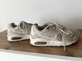 Nike Air Max Command Mujer Gris Blanco