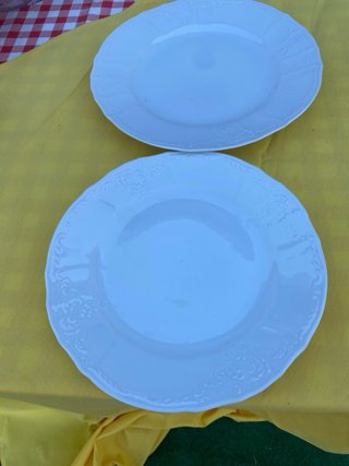 Platos de porcelana blancos con relieve