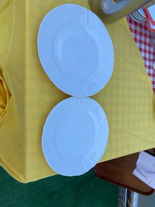 Platos de porcelana blancos con relieve