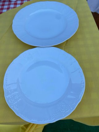 Platos de porcelana blancos con relieve