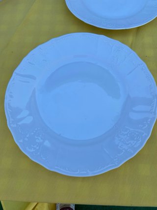 Platos de porcelana blancos con relieve