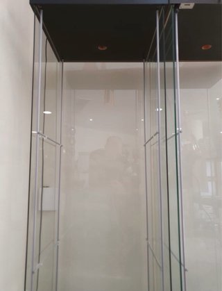 Vitrina Detolf IKEA con iluminación