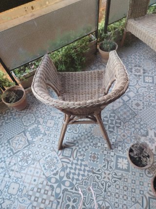Sillón de mimbre para exterior