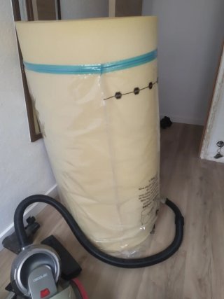 Sofá cama gris de tela