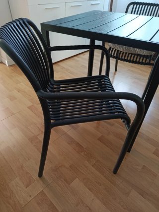 Mesa de jardín negra de resina