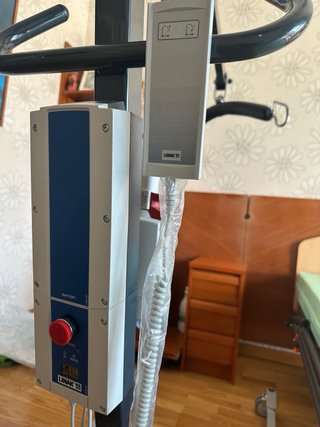Cama articulada eléctrica y grúa