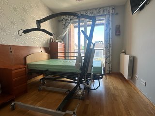 Cama articulada eléctrica y grúa