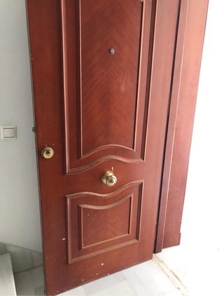Portón de seguridad de madera con pre-marco