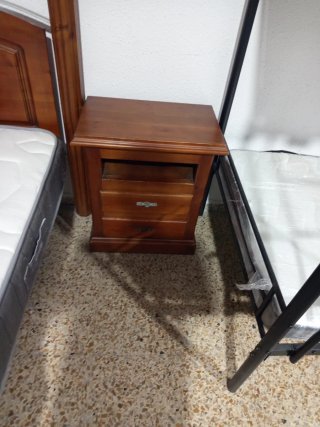 Cómoda con espejo y mesitas